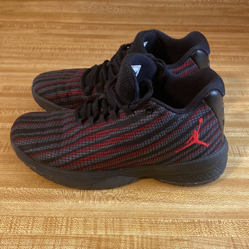 Jordan B Fly Black/ Gym Red /Dark Grey (GS) size 5.5Y- 881446-100